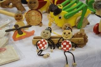 Mislim da se više uzimaju igračke kao suvenir jer se rijetko još gdje mogu naći, a mi stariji smo se samo s tim igrali