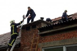 Požega poplavila, u N. Mihaljevcima letjeli krovovi (foto)