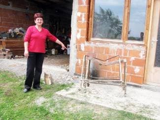 Protugradnom raketom u garažu: Spalili im zid i probili temelj