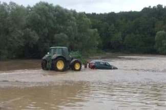 HGSS-ovci spašavali dvije osobe koje su sletile automobilom u poplavljeno područje.