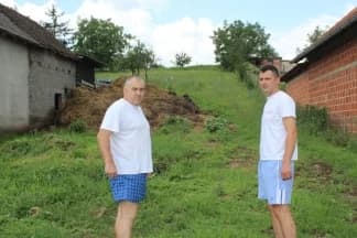¨Konjske fekalije slijevaju nam se u podrum, a u kišno vrijeme djeca ne mogu pješke u školu¨