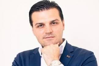 ¨Mladi predsjednik HDSSB-A koji je završio studij elektrotehnike s prosjekom ocjena 5,00 i Rektorovom nagradom”