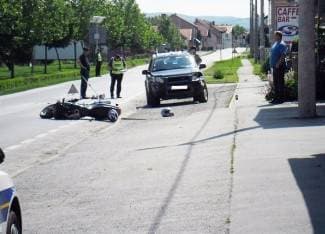 Sudar motocikla i land rovera: Motociklist ozlijeđen
