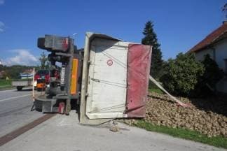 Prevrnuo se kamion u Pleternici