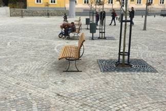 Postavljene klupe na novouređenom Trgu