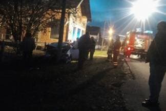 Automobilom se zabila u betonski stup