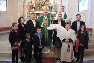 Krštenje petog djeteta obitelji Šoštarić iz Brodskog Stupnika
