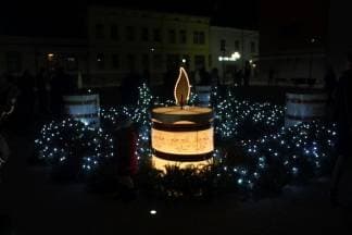 Upaljena prva adventska svijeća na Trgu sv. Terezije Avilske