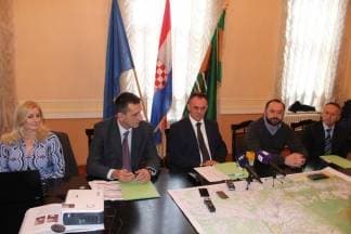 Župan Tomašević, ravnatelj Hrvatskog centra za razminiravanje i tvrtka ¨Titan¨ potpisali ugovor o razminiranju županije od mina