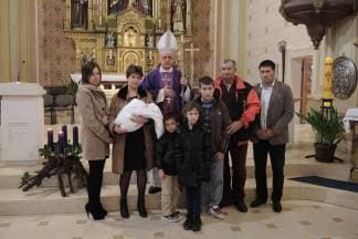 Biskup Škvorčević krstio osmo dijete obitelji Fila