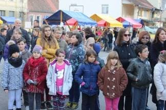Božićni sajam u dvorištu OŠ Antuna Kanižlića