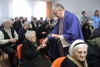 Predbožićni posjet biskupa veličkom domu za starije i nemoćne