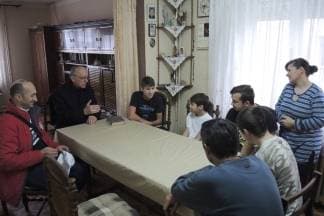 Biskup Škvorčević s korisnicima karitasove kuhinje i siromašnim obiteljima
