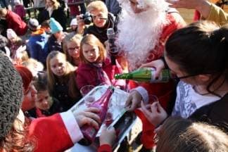 Djed Božićnjak s vilenjacima i Maša s tamburašima vas uvode u 2017. u Pleternici