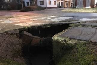 Velika količina vode se izlila po kolniku