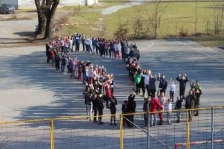 Povodom stotog dana nastave učenici O.Š. Julija Kempfa napravili kravatu
