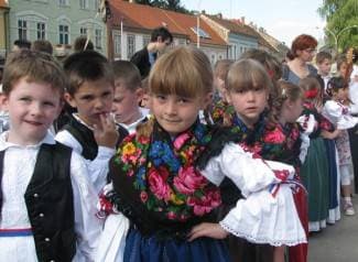 Klinci zapjevali i zaplesali kao nekad naši stari (video)