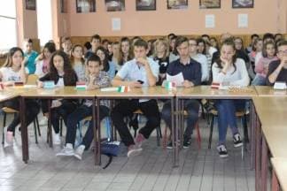 Sedmaši i osmaši Cesarićeve škole na jedinstven način obilježilI dan EU