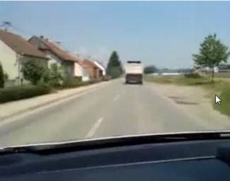 Kamionom preko 100 km/h pored policijske postaje (video)