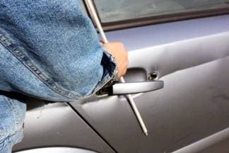Provalili u auto na parkiralištu i ukrali PVC boce