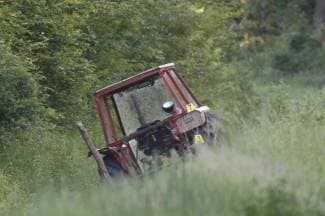 Pao pod vlastiti traktor koji mu je prešao preko trbuha