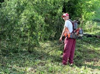 Komunalci pokosili dio obrasle parcele, račun šalju vlasnici