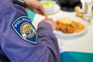 Policajci se hrane u pučkoj kuhinji, sve više ih bježi iz Hrvatske