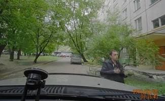 Provalio u automobil pa odbacio kameru koja ga je snimila