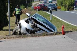 U Osječkoj ulici automobilom sletjela majka s dvoje djece