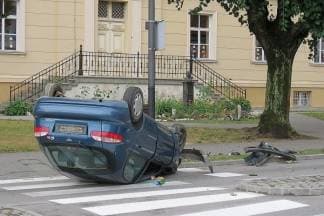 Pijani vozač teško ozlijeđen nakon što se autom prevrnuo na krov