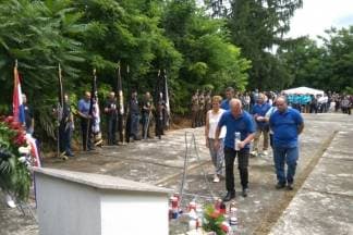 Pripadnici udruge Josip Knežević iz Ljeskovice i udruga Tomo Perić iz Buka na komemoraciji u Erdutu