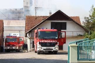 Požar drvene zgrade u Arslanovcima, brzom intervencijom vatrogasaca spriječeno širenje vatre na obližnje kuće
