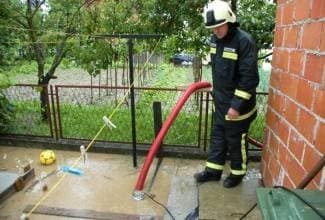 U Pleternici sinoć poplavio trg, voda ušla u kafić