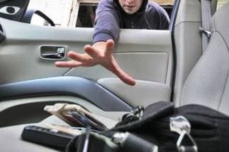 75-godišnjaku ukrali torbu iz automobila