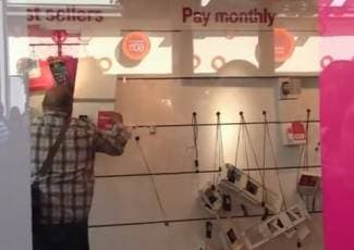 Nezadovoljni kupac demolirao poslovnicu T-Mobile (video)