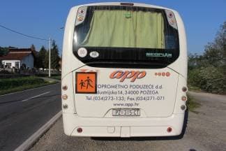U Kuzmici prometna nesreća između automobila i autobusa