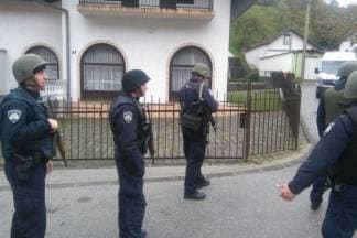 Muškarac bombom prijeti susjedima i policiji