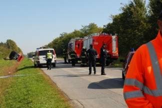 Autobus pun djece prevrnuo se u kanal, smrtno stradala jedna osoba