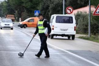 Pijani pješak prelazio zebru na crveno, na njega automobilom naletio 29-godišnji vozač