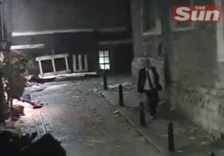 Poslovni čovjek se vraća sa svečane večere kući (video)