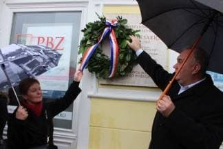¨Cesarići¨ položili vijenac ispred rodne kuće Dobriše Cesarića u Požegi