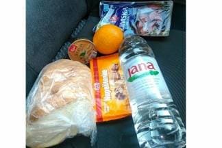 Ovo je ¨lunch box¨ koji policijski službenik na ispomoći dobije za cijeli dan rada na PGP Bajakovo