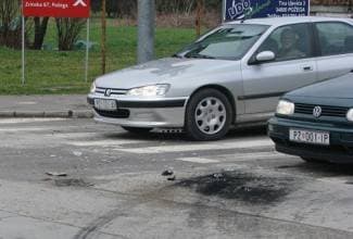 Kad vozač napadne semafor, križanje je još opasnije