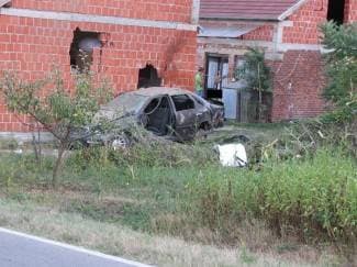 Stravično: Sletio u kukuruze, udario u kuću i poginuo