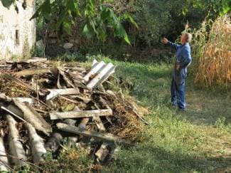Ugašen požar u Oljasima: Gorio krš, vatra zahvatila šupu