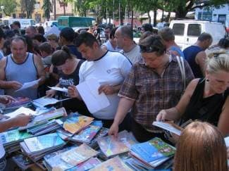 Razmijenite školske udžbenike sutra ispred katedrale