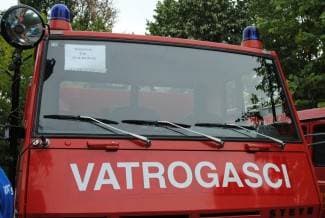Stablo bora se srušilo na krov kuće, intervenirali vatrogasci