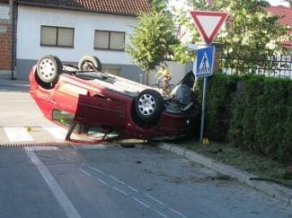 Maloljetnik (15) Fiatom sletio s ceste i udario u znak