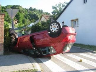 Peugeotom se okrenuo na krov i prošao bez ozljeda (foto)