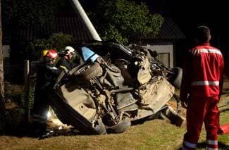 BMW-om sletjeli i udarili u stup: Poginuo 27-godišnji suvozač